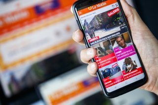 Pour la première fois, les personnes âgées sont plus nombreuses à s'informer via des appareils numériques tels que smartphones, tablettes et ordinateurs que via les supports classiques (photo d'illustration). KEYSTONE/VALENTIN FLAURAUD